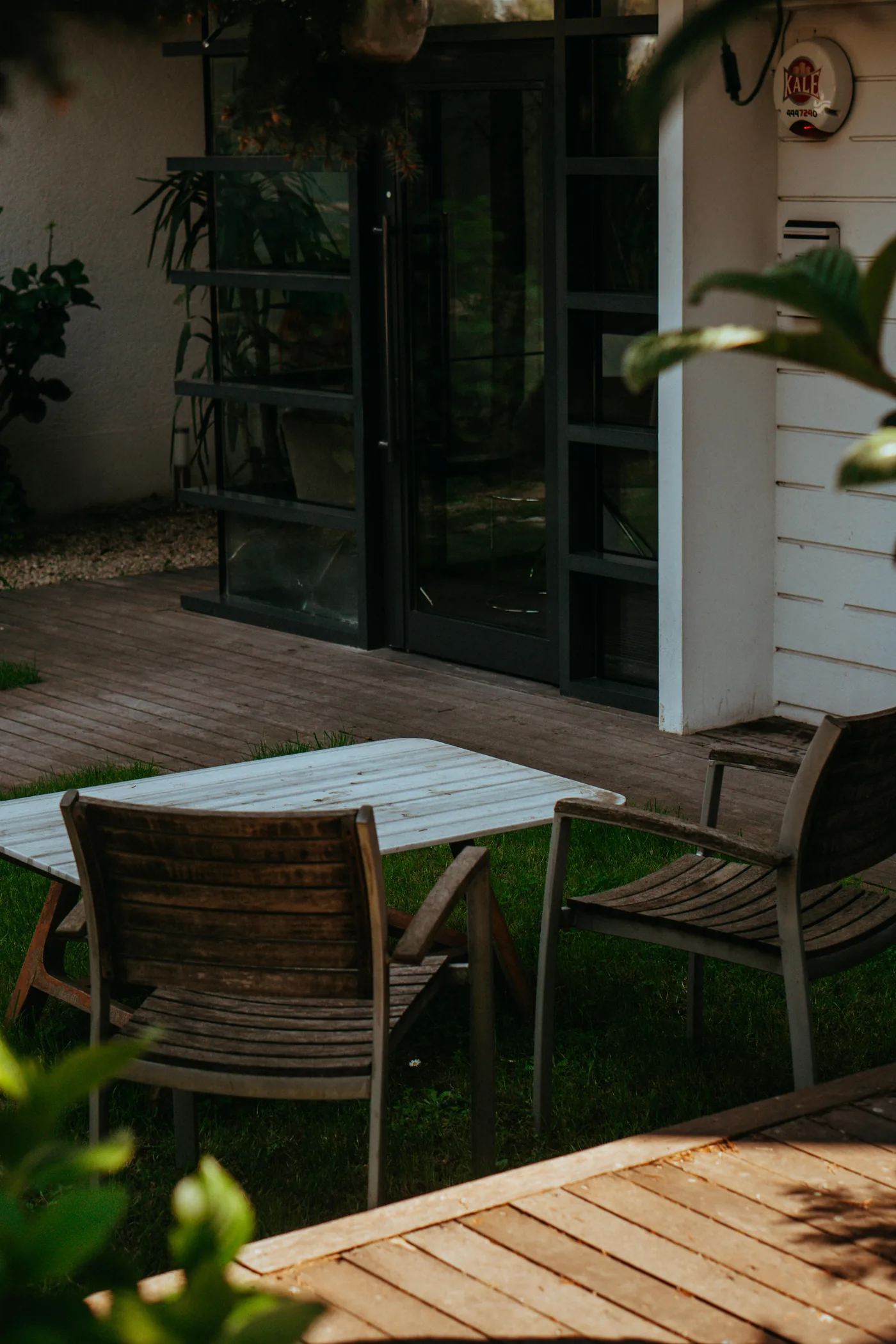 Patio exterior con sillas de madera y ambiente tranquilo