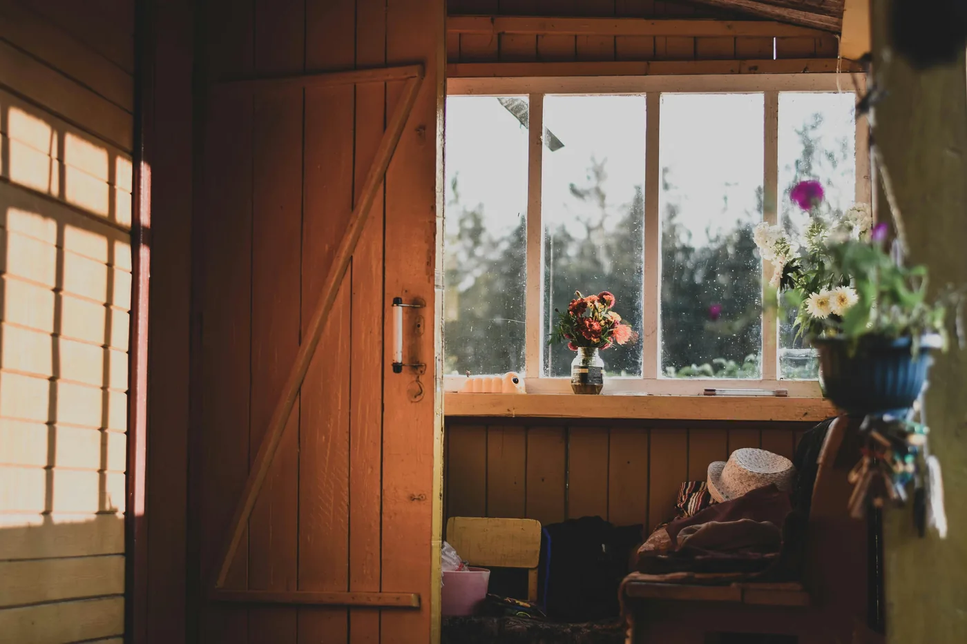 Rincón interior con ventana, madera y luz suave